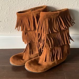 MINNETONKA three layer fringe boots Size 8